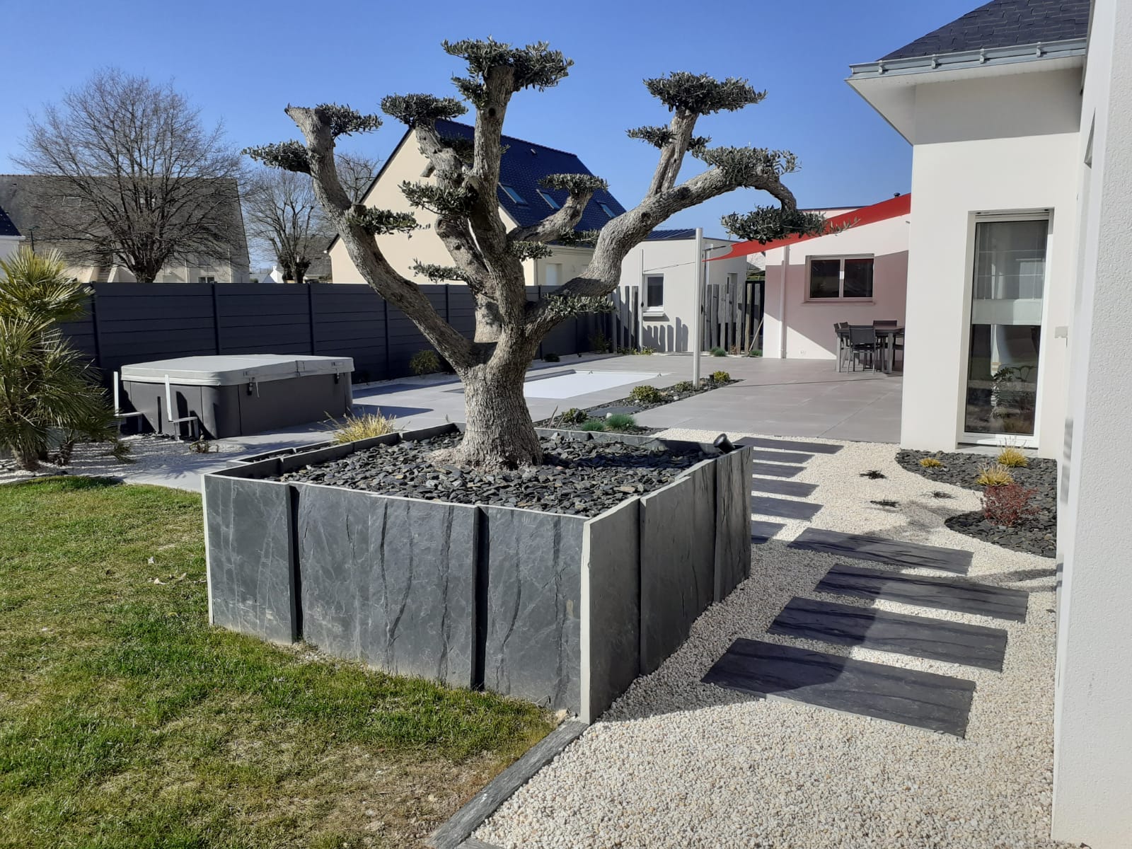 Jardin paillé avec bac en ardoise et olivier, aménagement paysager Morbihan