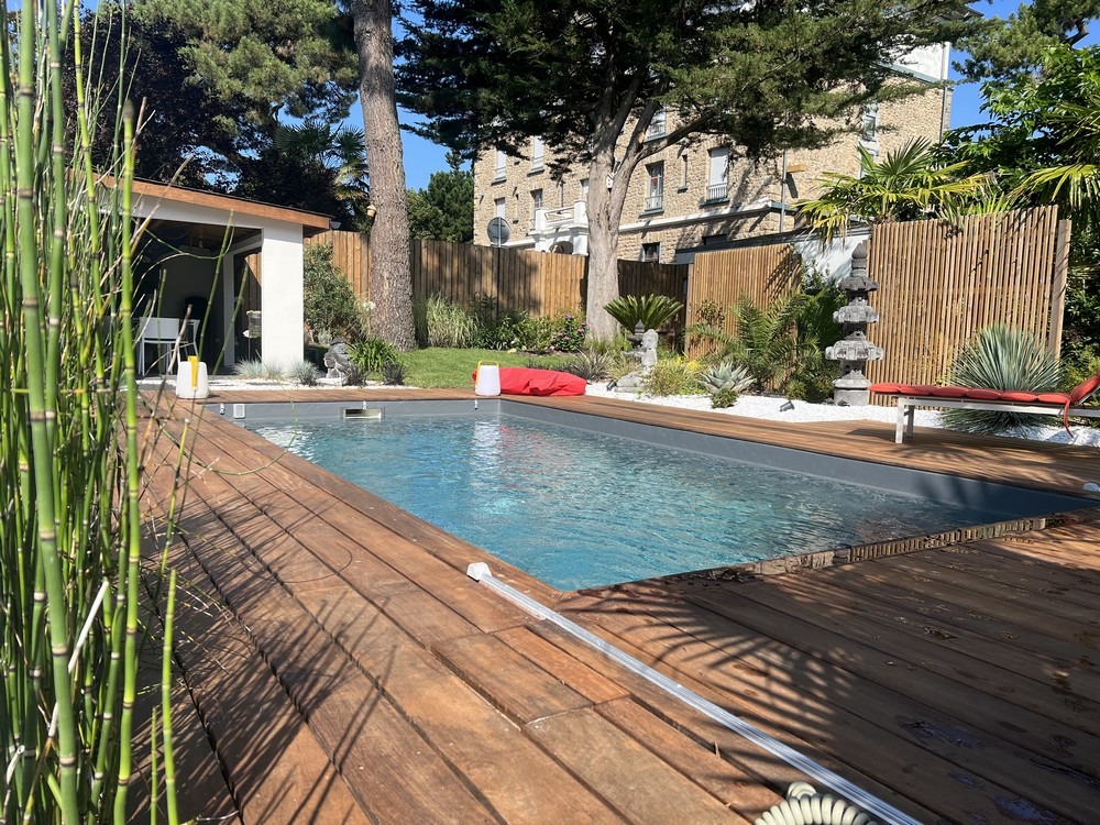 Piscine en bois entourée de végétation adaptée à la sécheresse, jardin Morbihan